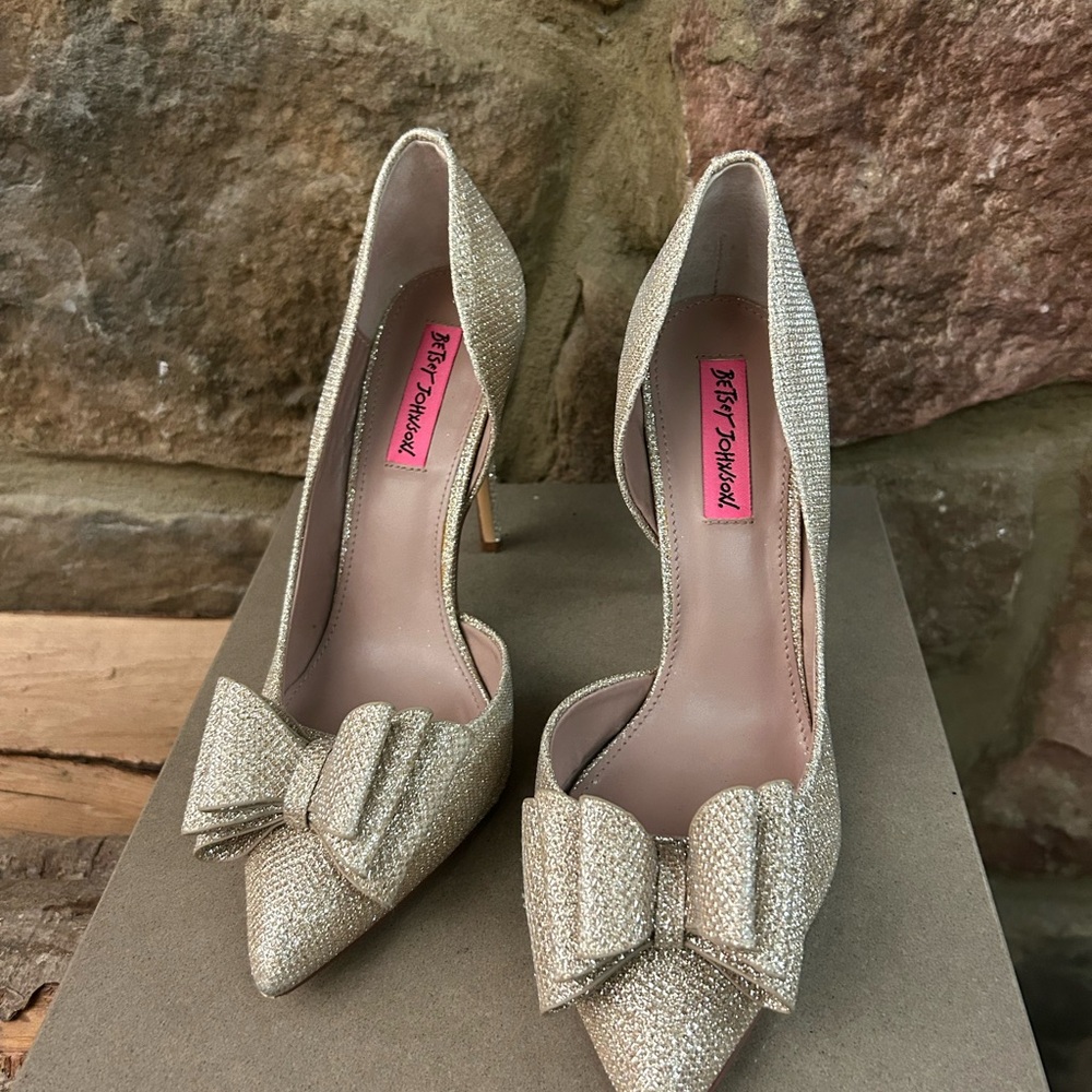 Betsey Johnson Glittering Gold Bow Heels 9 M. No flaws!! Great looking!❤️❤️❤️❤️